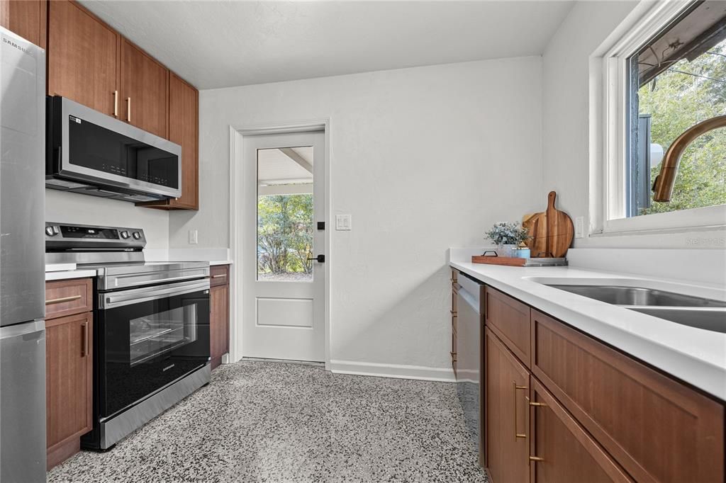 For Sale: $265,000 (2 beds, 1 baths, 1104 Square Feet)