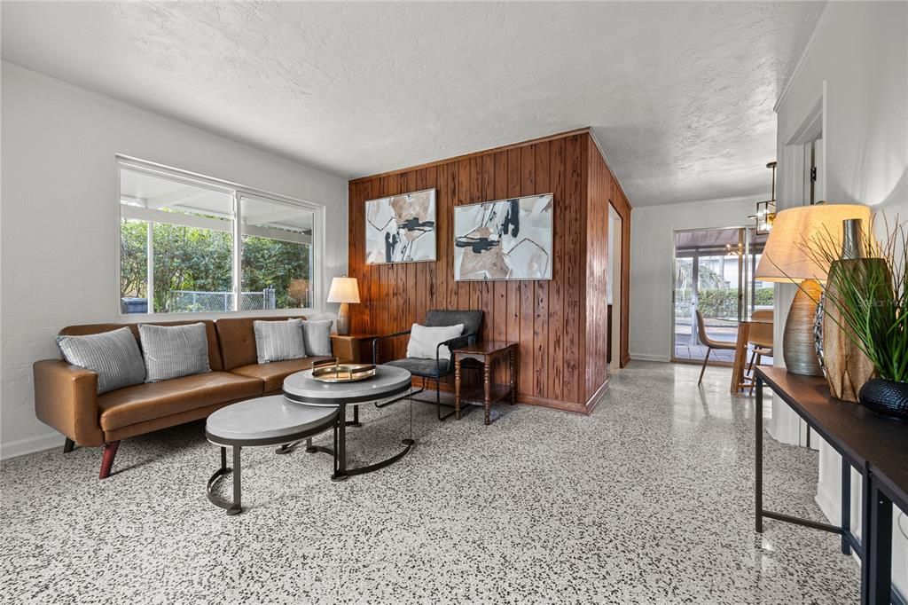 For Sale: $265,000 (2 beds, 1 baths, 1104 Square Feet)