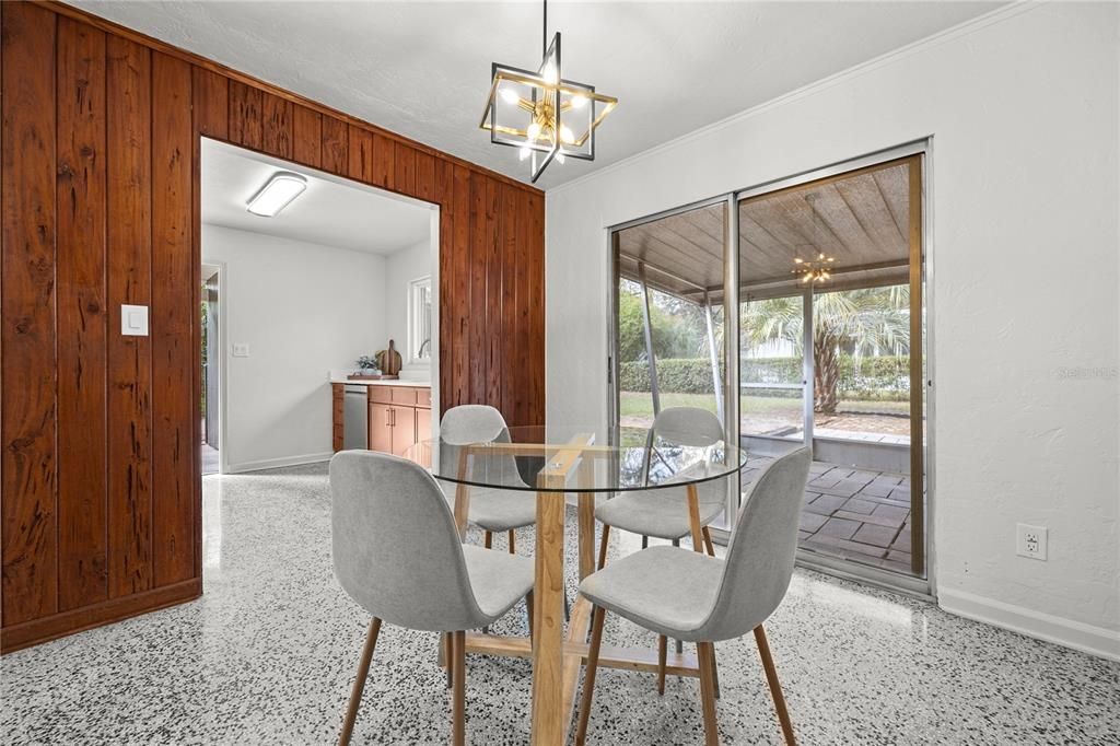 For Sale: $265,000 (2 beds, 1 baths, 1104 Square Feet)