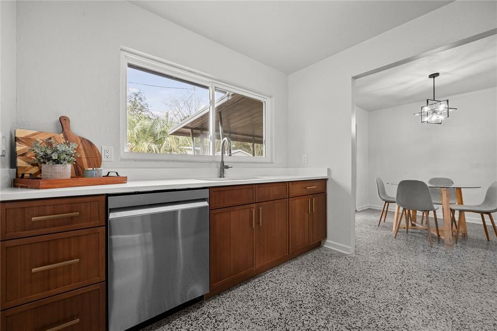 For Sale: $265,000 (2 beds, 1 baths, 1104 Square Feet)