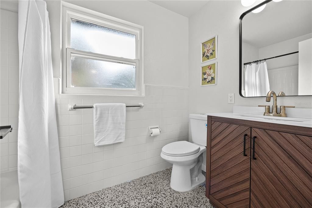 For Sale: $265,000 (2 beds, 1 baths, 1104 Square Feet)