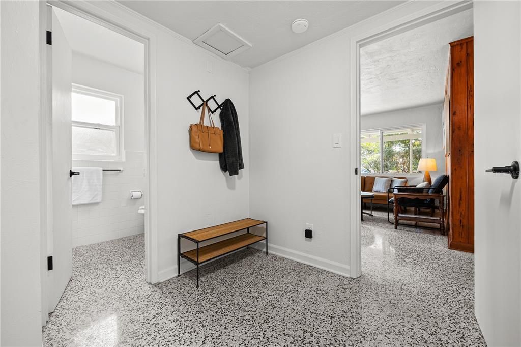 For Sale: $265,000 (2 beds, 1 baths, 1104 Square Feet)