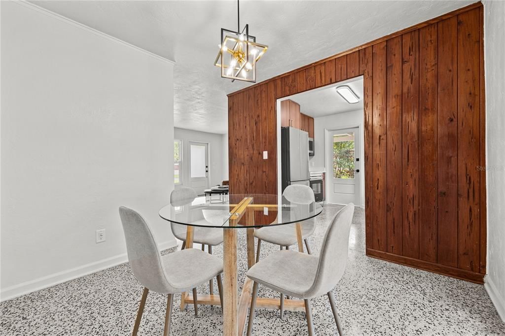 For Sale: $265,000 (2 beds, 1 baths, 1104 Square Feet)