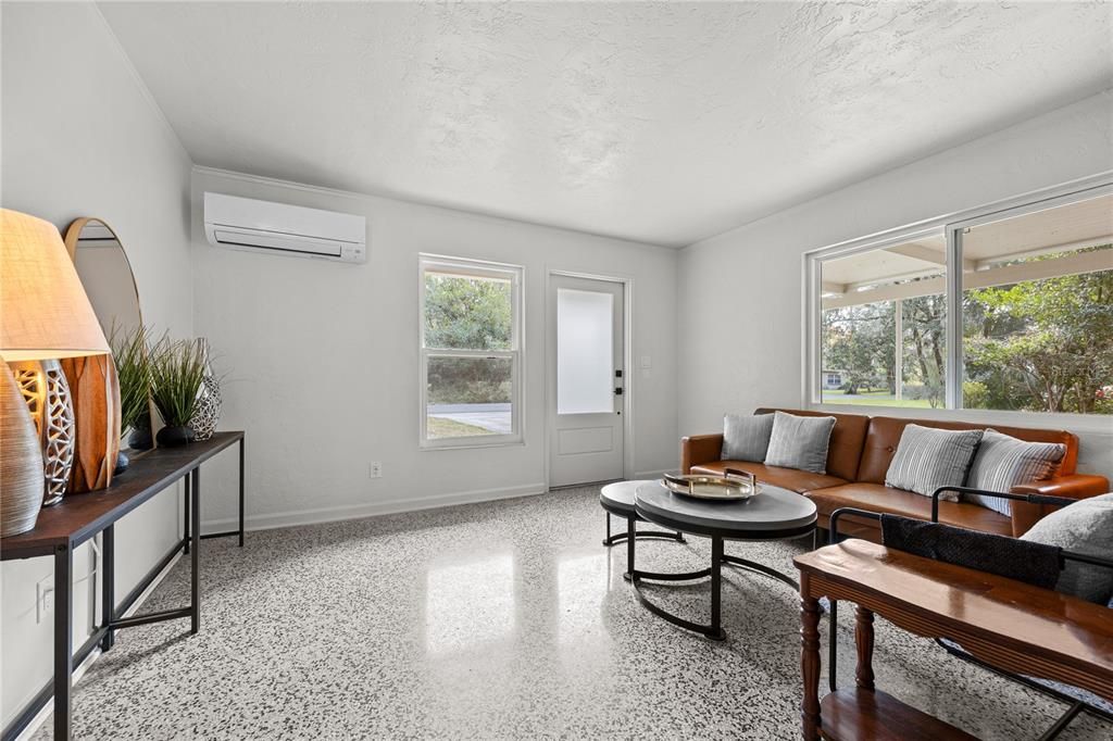 For Sale: $265,000 (2 beds, 1 baths, 1104 Square Feet)