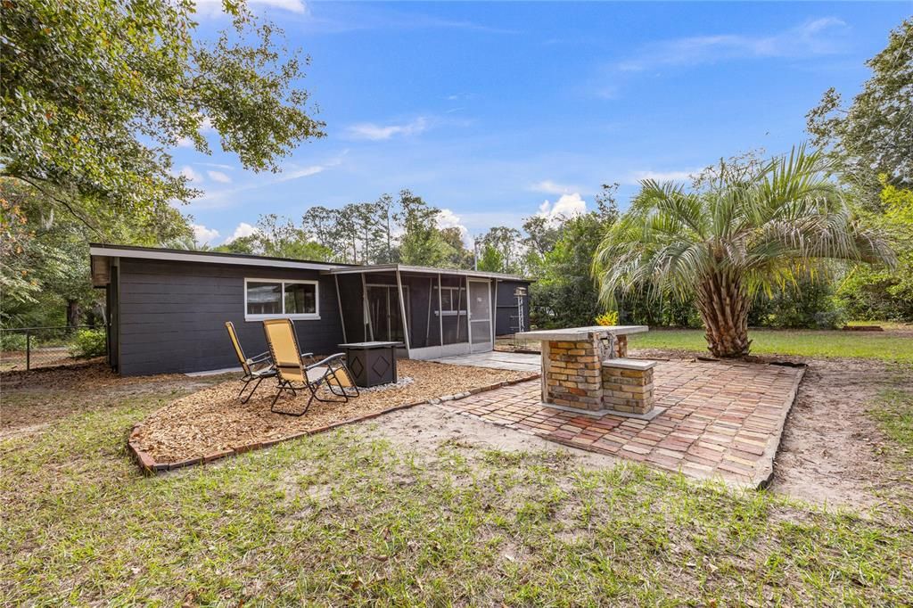 For Sale: $265,000 (2 beds, 1 baths, 1104 Square Feet)