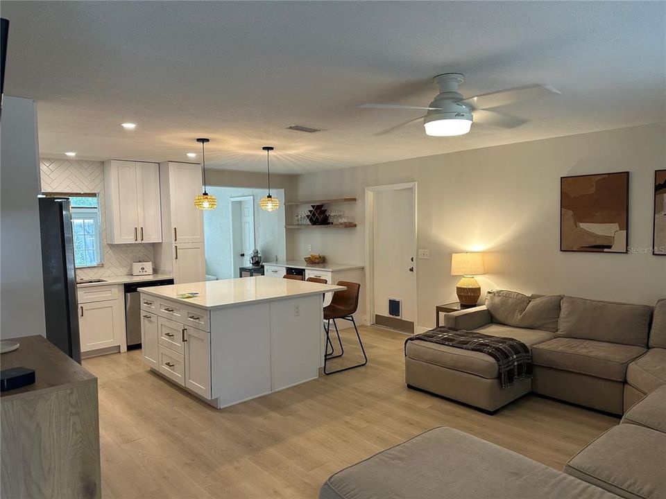 For Sale: $329,000 (3 beds, 2 baths, 1199 Square Feet)