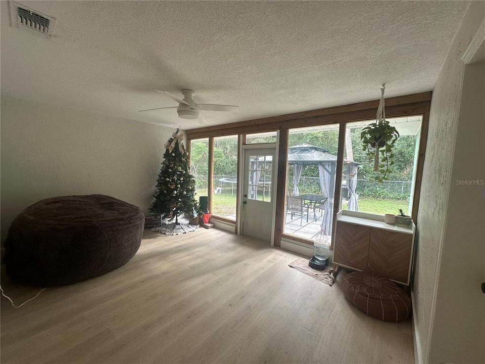 For Sale: $329,000 (3 beds, 2 baths, 1199 Square Feet)