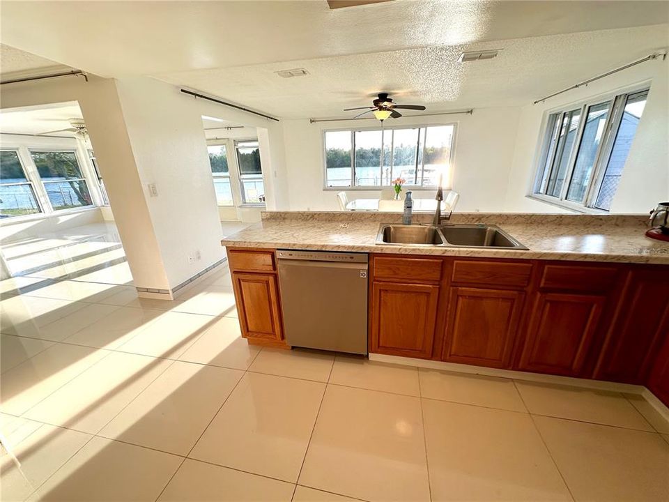 For Sale: $279,000 (2 beds, 2 baths, 1268 Square Feet)