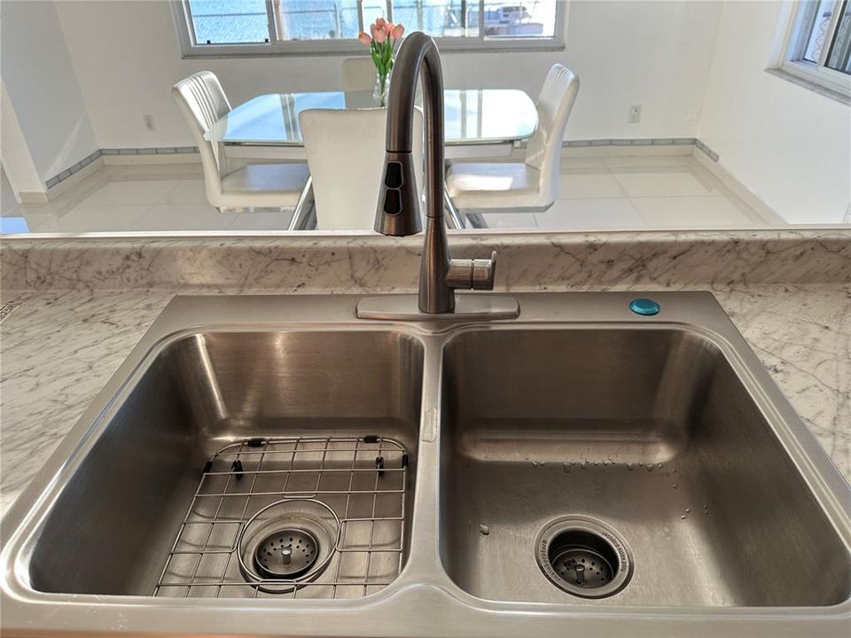 For Sale: $279,000 (2 beds, 2 baths, 1268 Square Feet)