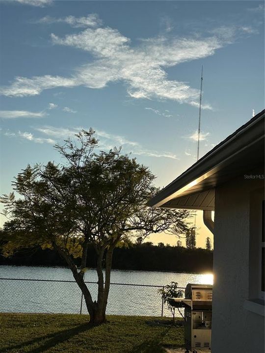 For Sale: $279,000 (2 beds, 2 baths, 1268 Square Feet)