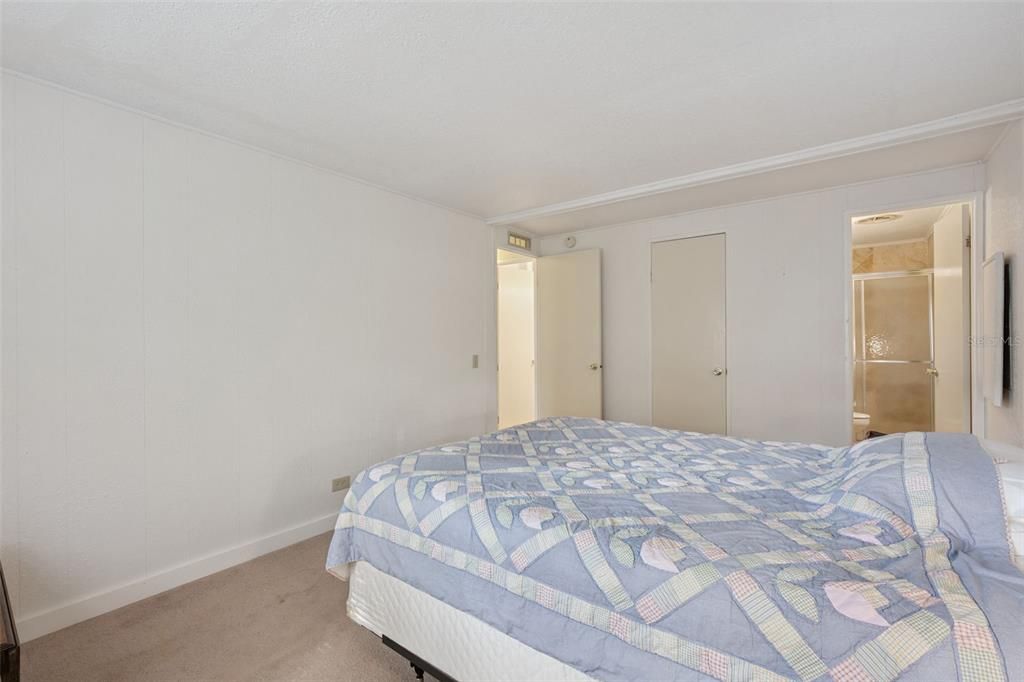 待售: $235,000 (2 贝兹, 2 浴室, 1044 平方英尺)