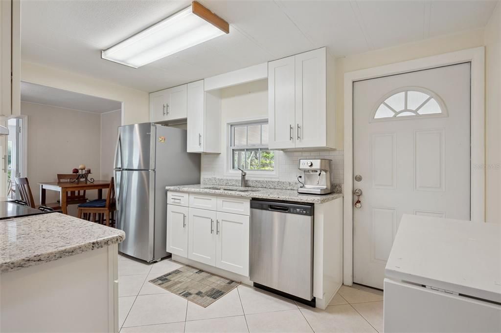 待售: $235,000 (2 贝兹, 2 浴室, 1044 平方英尺)