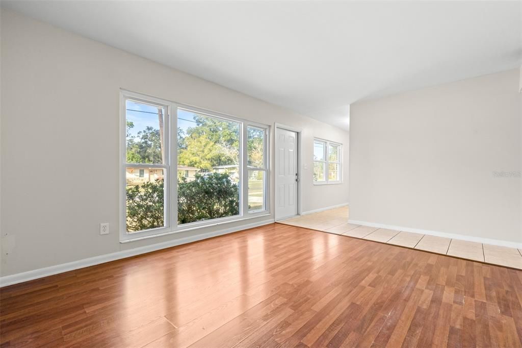 For Sale: $310,000 (3 beds, 1 baths, 1064 Square Feet)