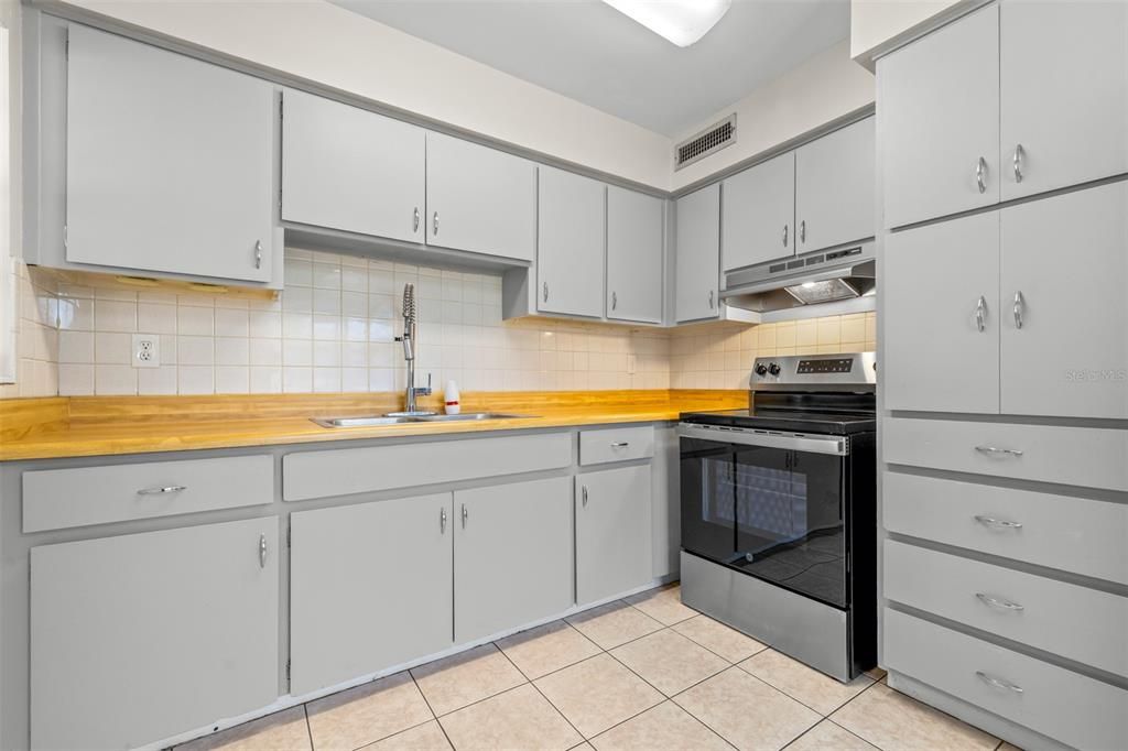 For Sale: $310,000 (3 beds, 1 baths, 1064 Square Feet)