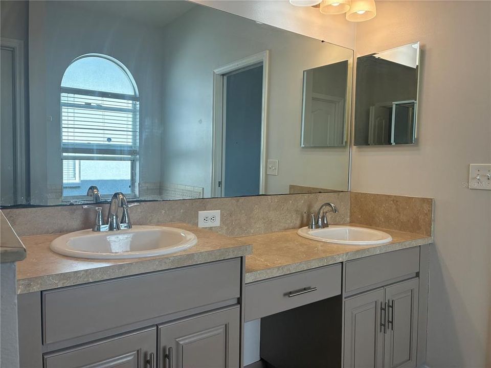 For Rent: $2,600 (4 beds, 2 baths, 2044 Square Feet)