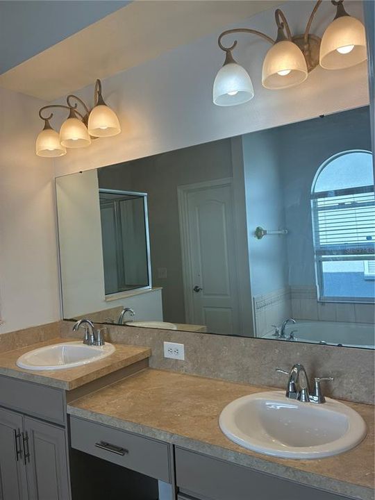 For Rent: $2,600 (4 beds, 2 baths, 2044 Square Feet)