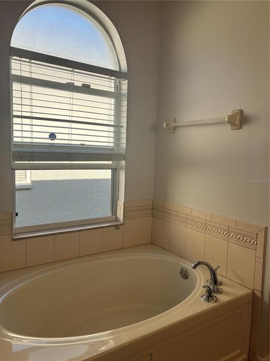 For Rent: $2,600 (4 beds, 2 baths, 2044 Square Feet)