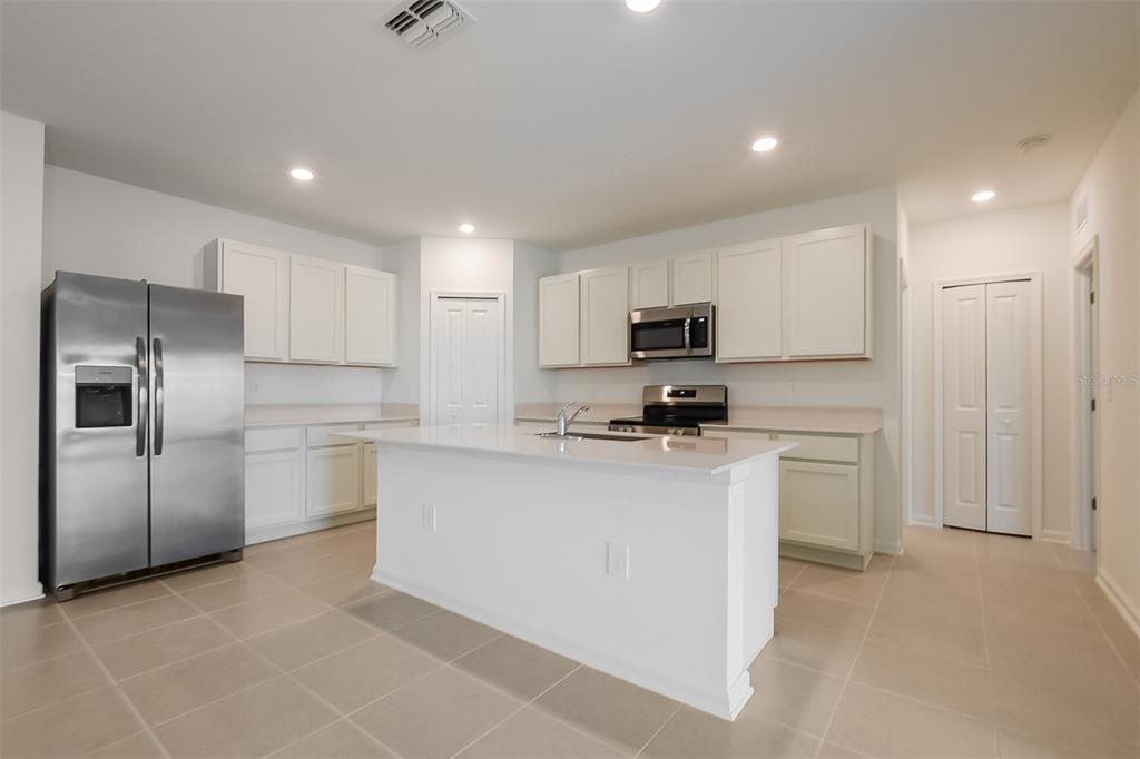 出租: $2,350 (6 贝兹, 2 浴室, 2463 平方英尺)