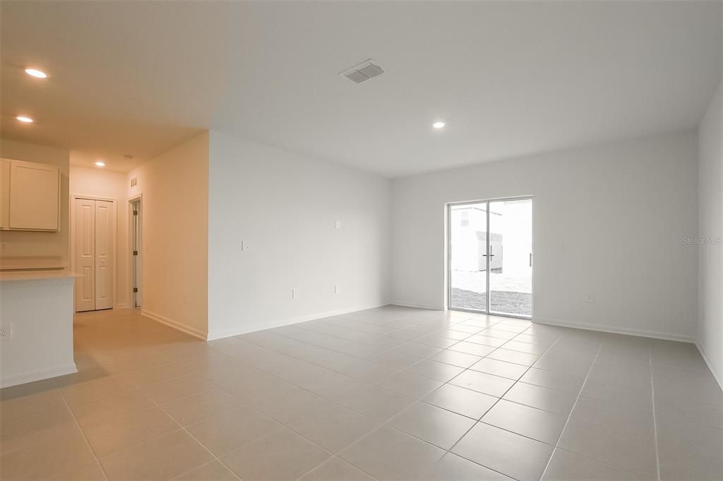 出租: $2,350 (6 贝兹, 2 浴室, 2463 平方英尺)