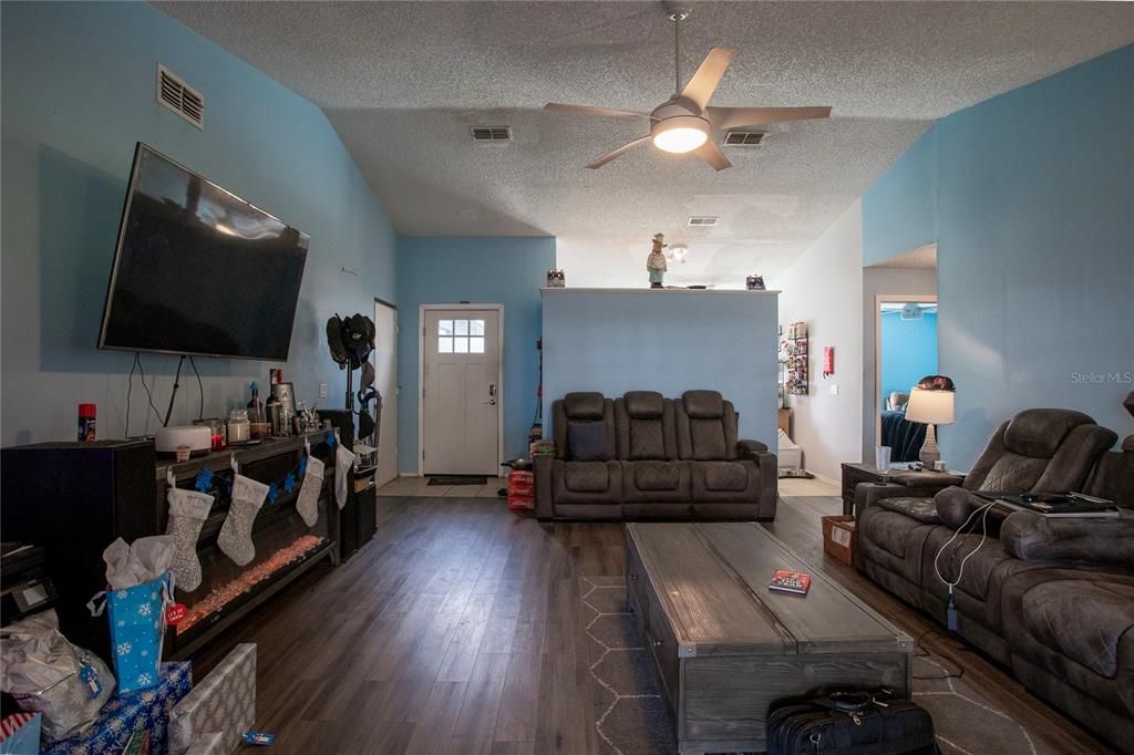 For Sale: $328,000 (3 beds, 2 baths, 1296 Square Feet)