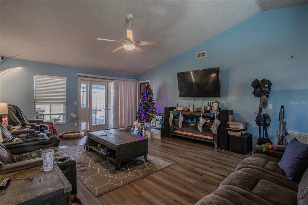 For Sale: $328,000 (3 beds, 2 baths, 1296 Square Feet)