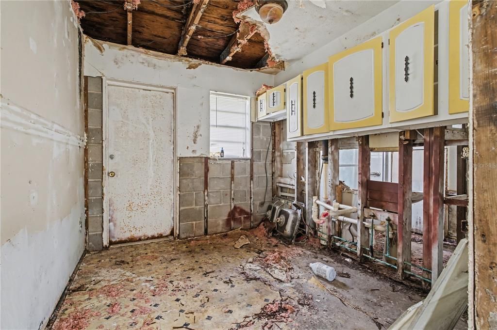 For Sale: $99,000 (2 beds, 1 baths, 648 Square Feet)