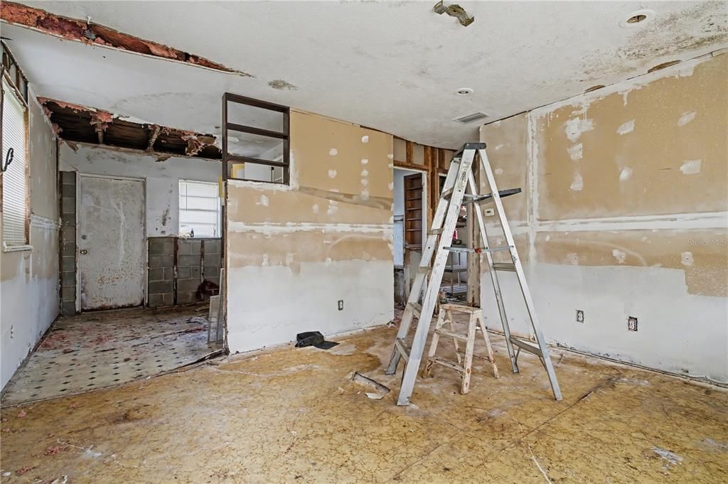 For Sale: $99,000 (2 beds, 1 baths, 648 Square Feet)