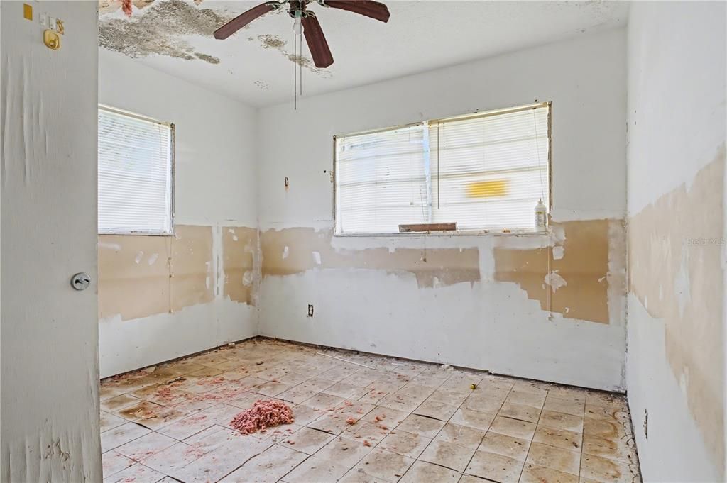 For Sale: $99,000 (2 beds, 1 baths, 648 Square Feet)