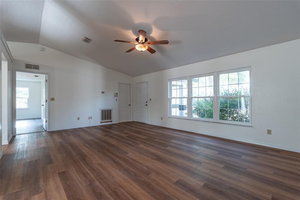 For Sale: $269,000 (4 beds, 3 baths, 1676 Square Feet)