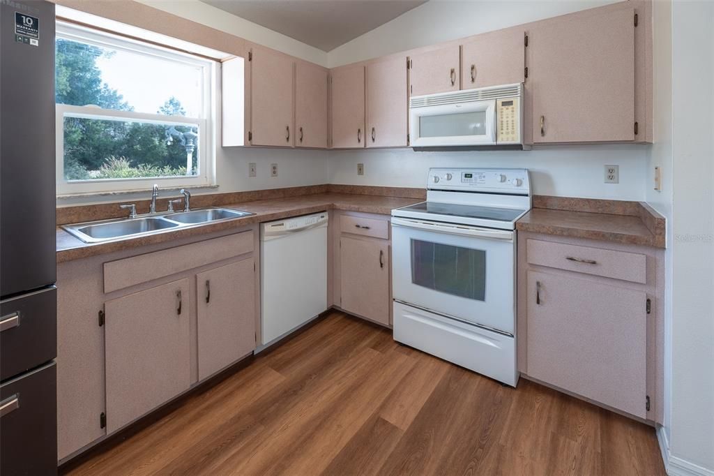 For Sale: $269,000 (4 beds, 3 baths, 1676 Square Feet)