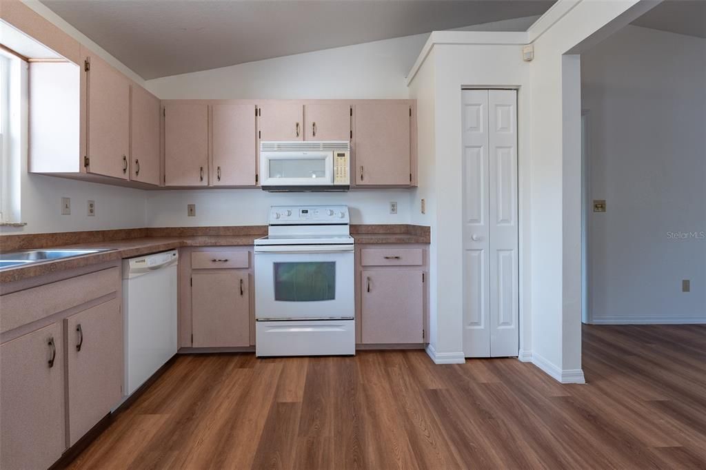 For Sale: $269,000 (4 beds, 3 baths, 1676 Square Feet)