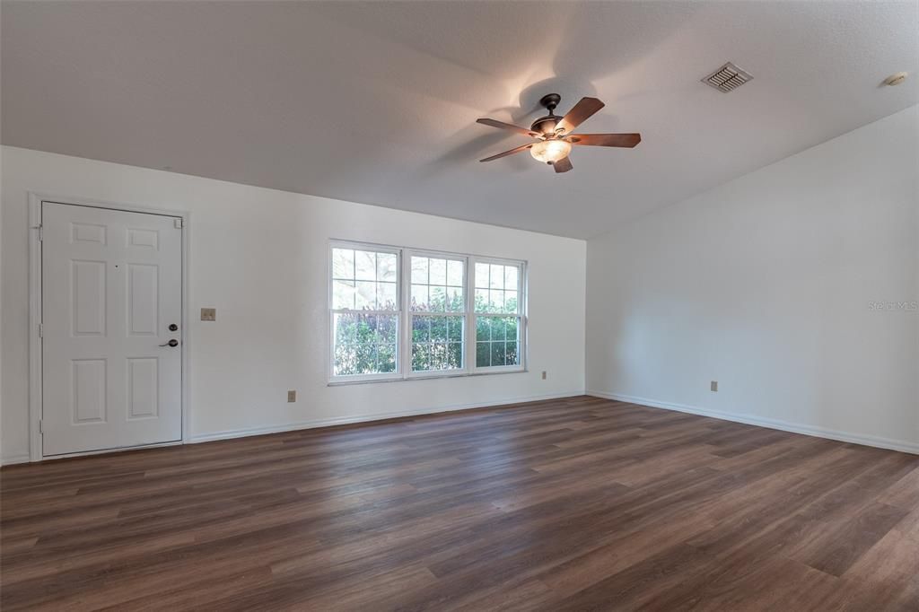 For Sale: $269,000 (4 beds, 3 baths, 1676 Square Feet)