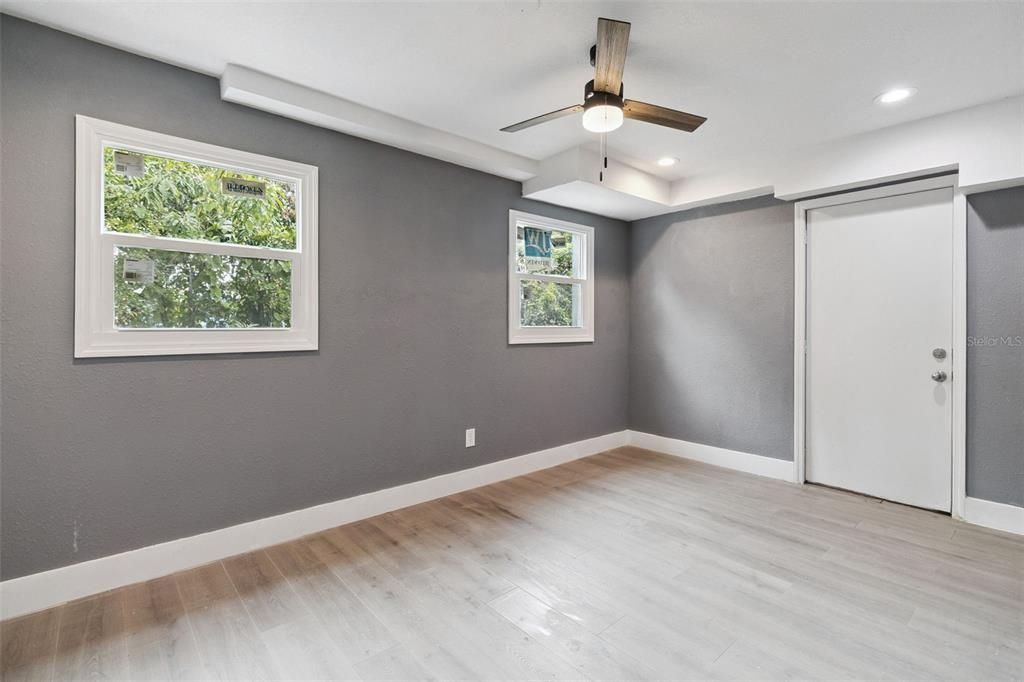 待售: $400,000 (6 贝兹, 4 浴室, 2205 平方英尺)