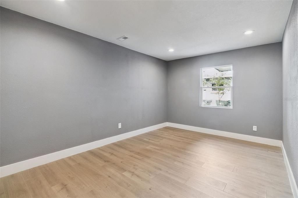 待售: $400,000 (6 贝兹, 4 浴室, 2205 平方英尺)