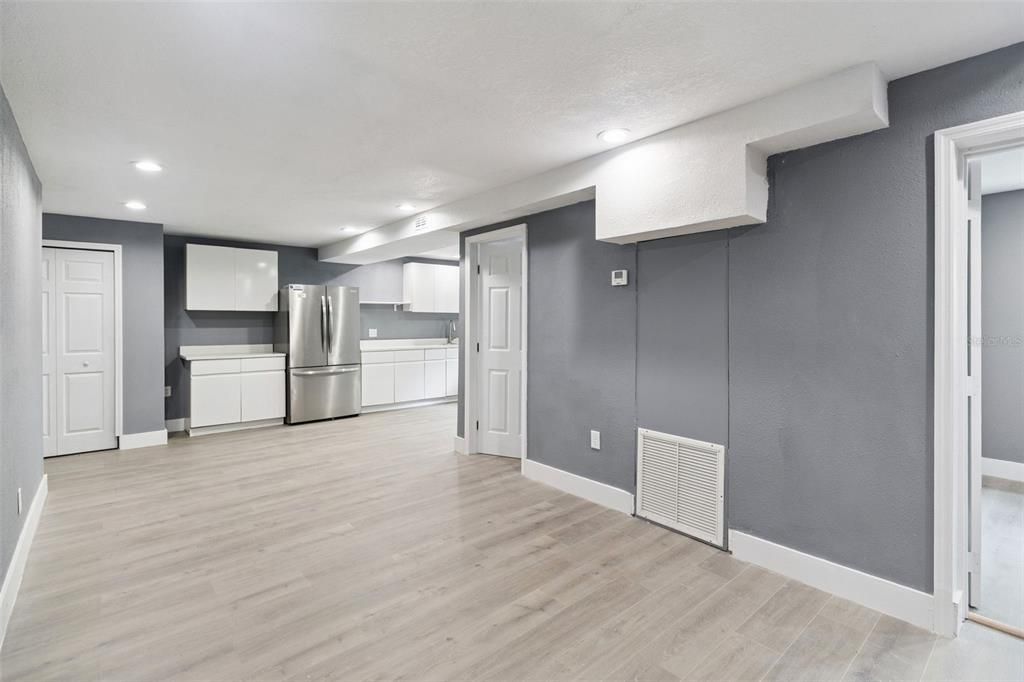 待售: $400,000 (6 贝兹, 4 浴室, 2205 平方英尺)