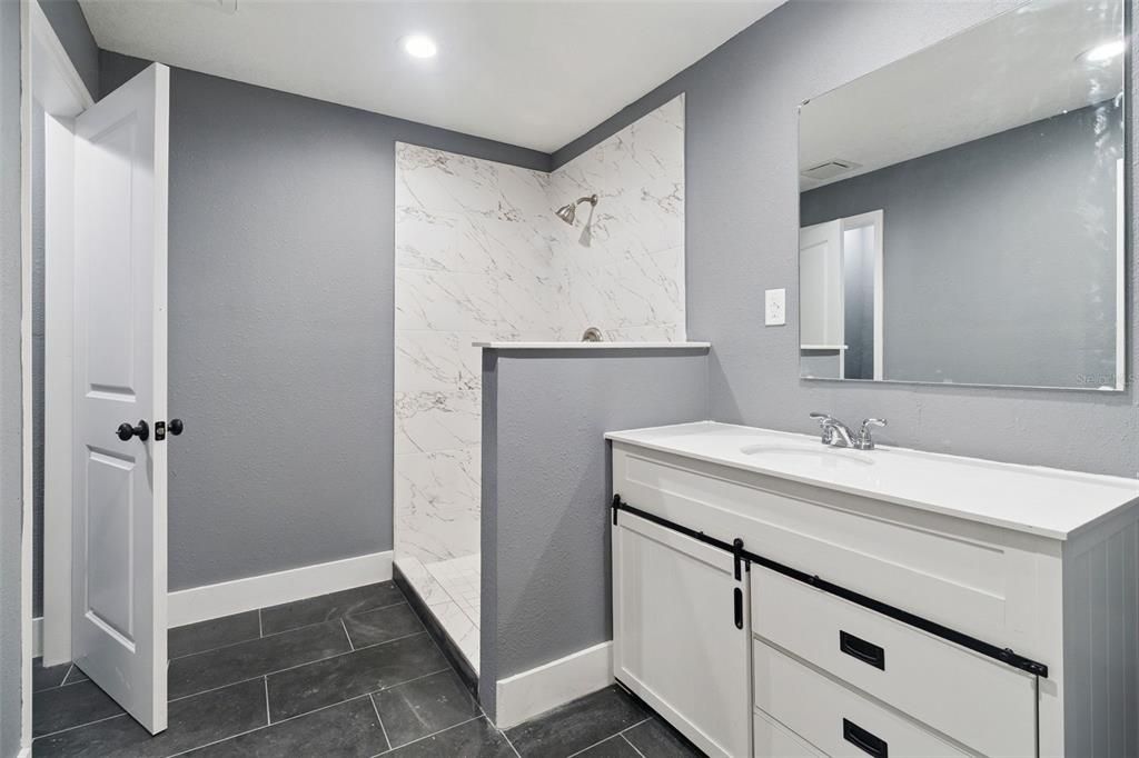 待售: $400,000 (6 贝兹, 4 浴室, 2205 平方英尺)