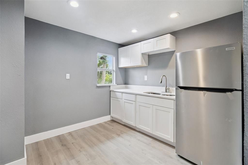 待售: $400,000 (6 贝兹, 4 浴室, 2205 平方英尺)