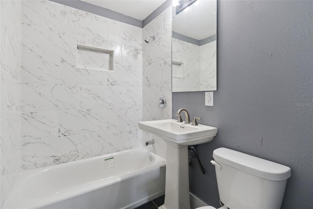 待售: $400,000 (6 贝兹, 4 浴室, 2205 平方英尺)