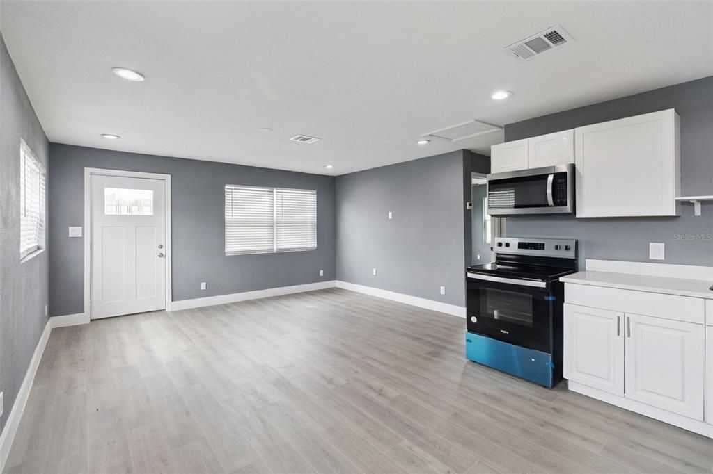 待售: $400,000 (6 贝兹, 4 浴室, 2205 平方英尺)