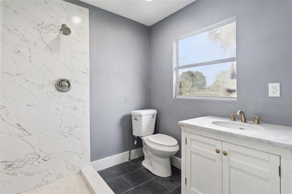 待售: $400,000 (6 贝兹, 4 浴室, 2205 平方英尺)