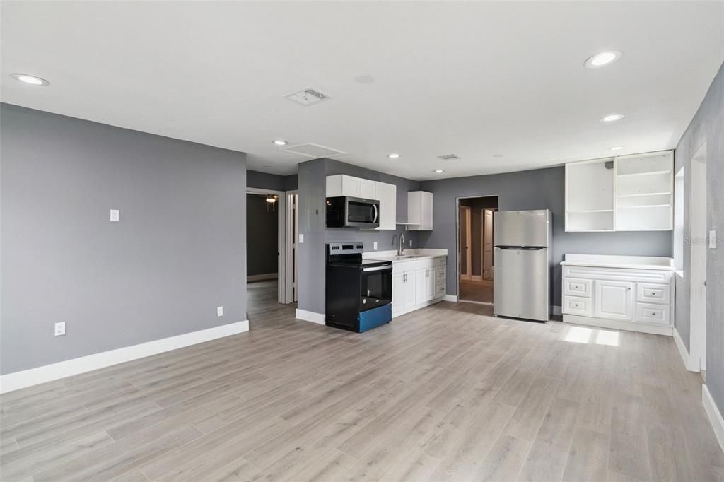 待售: $400,000 (6 贝兹, 4 浴室, 2205 平方英尺)