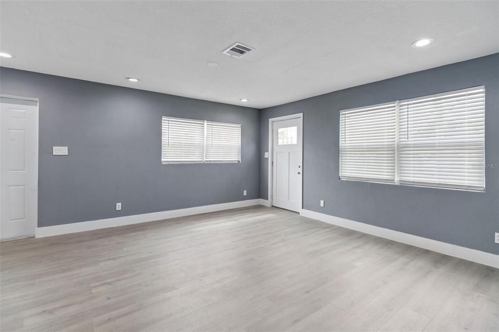 待售: $400,000 (6 贝兹, 4 浴室, 2205 平方英尺)