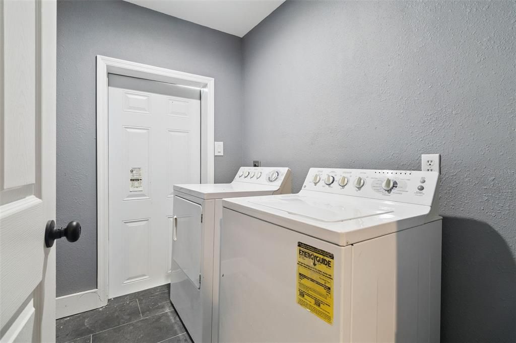 待售: $400,000 (6 贝兹, 4 浴室, 2205 平方英尺)