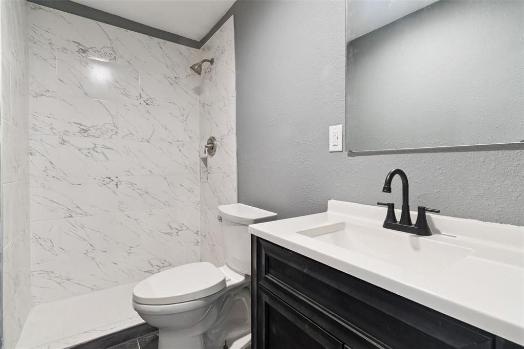 待售: $400,000 (6 贝兹, 4 浴室, 2205 平方英尺)