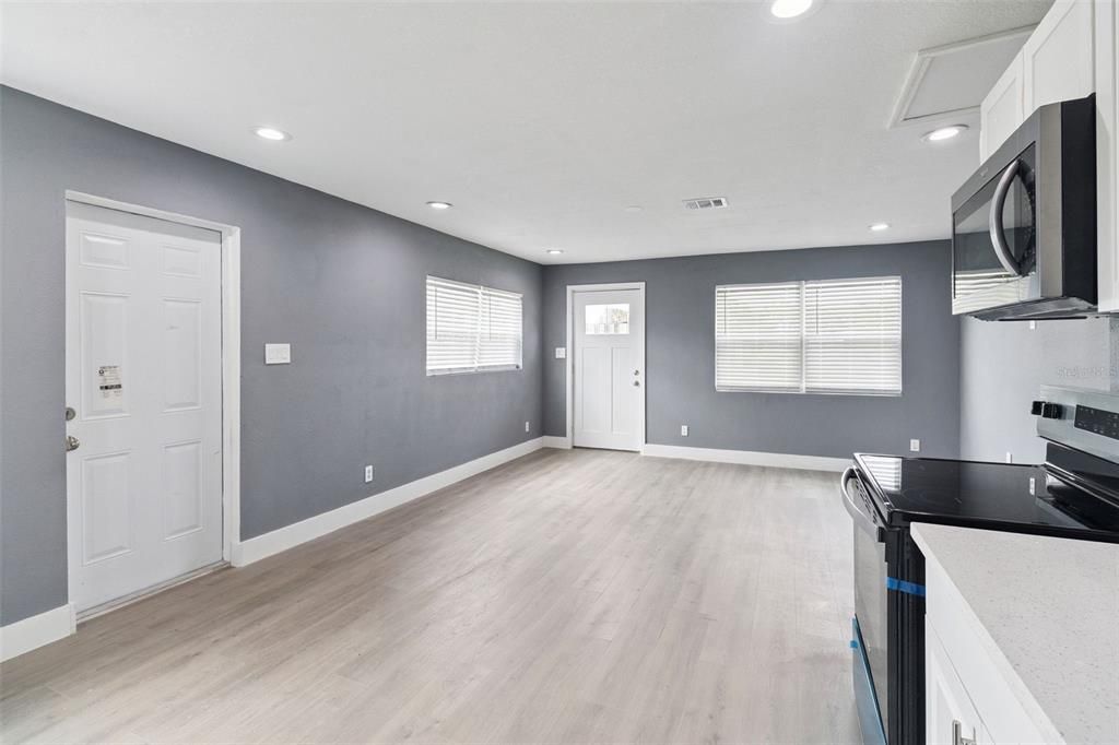 待售: $400,000 (6 贝兹, 4 浴室, 2205 平方英尺)