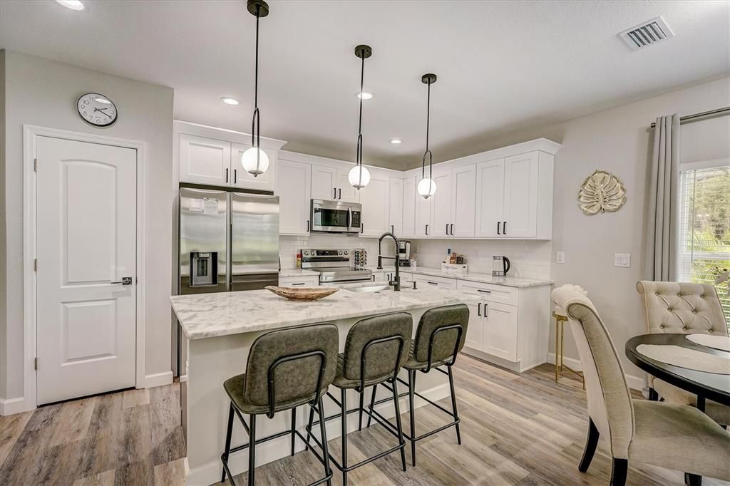 На продажу: $570,000 (6 спален, 0 ванн, 2612 Квадратных фут)