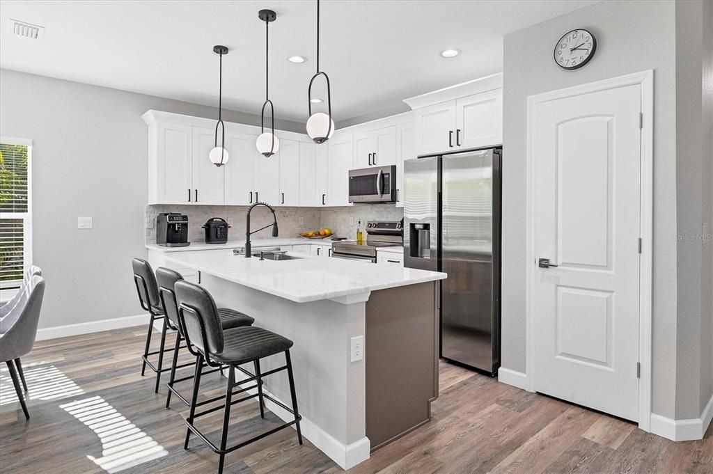 На продажу: $570,000 (6 спален, 0 ванн, 2612 Квадратных фут)