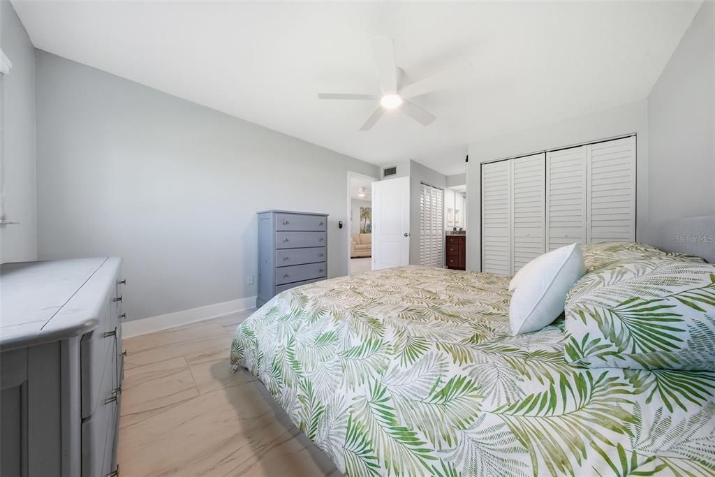 出租: $2,400 (2 贝兹, 2 浴室, 865 平方英尺)