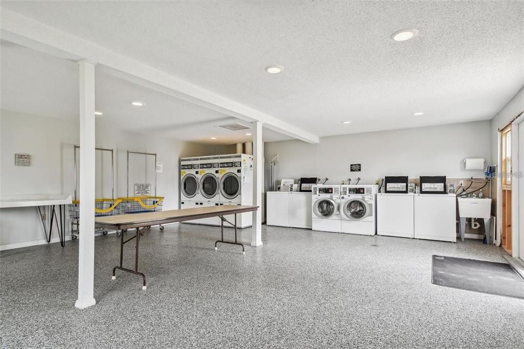 出租: $2,400 (2 贝兹, 2 浴室, 865 平方英尺)