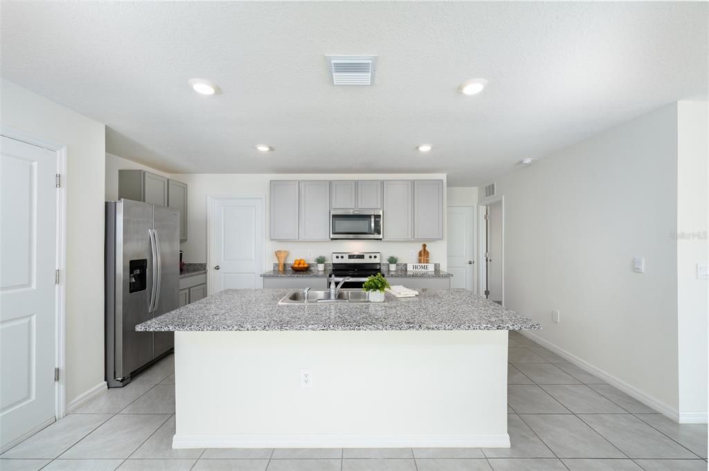 待售: $329,900 (5 贝兹, 3 浴室, 2390 平方英尺)